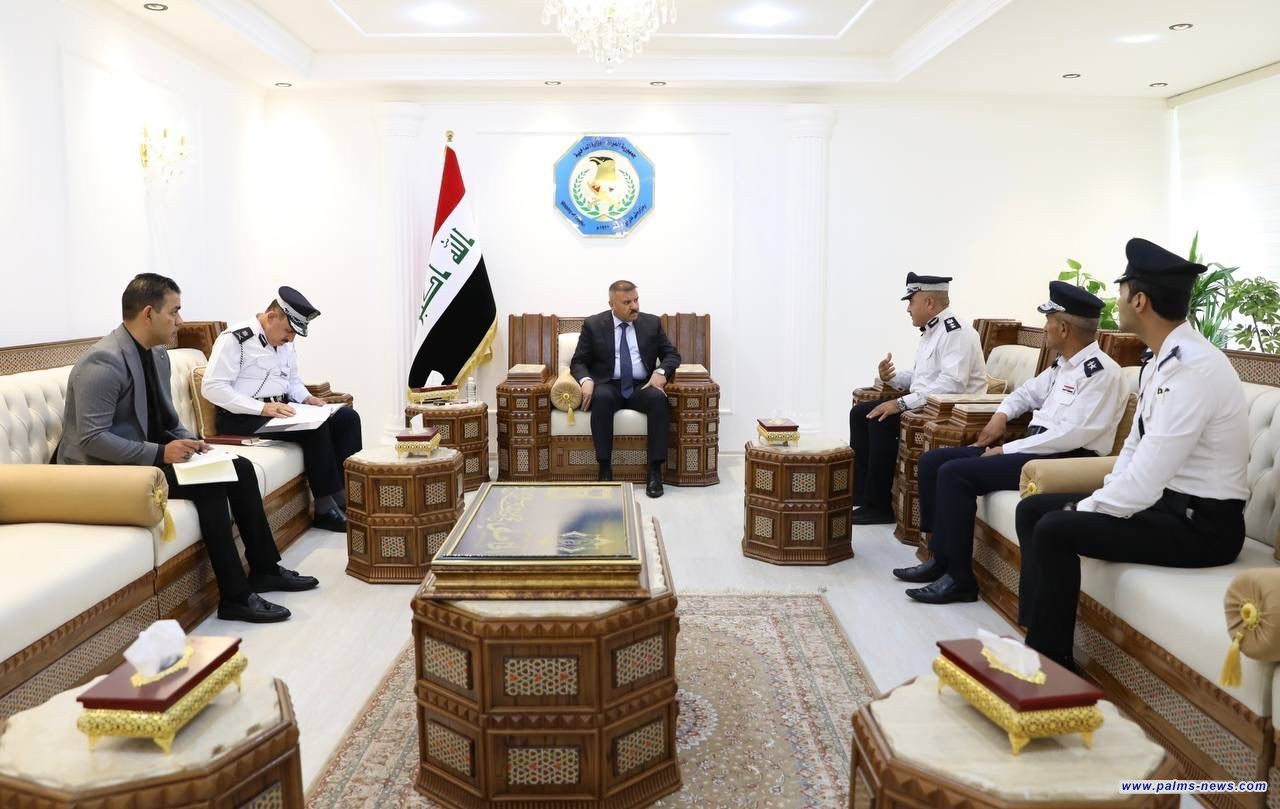 وزير الداخلية عبد الأمير الشمري يكرِّم الضباط المعتدى عليهم من قبل سيدتين في منطقة الحارثية