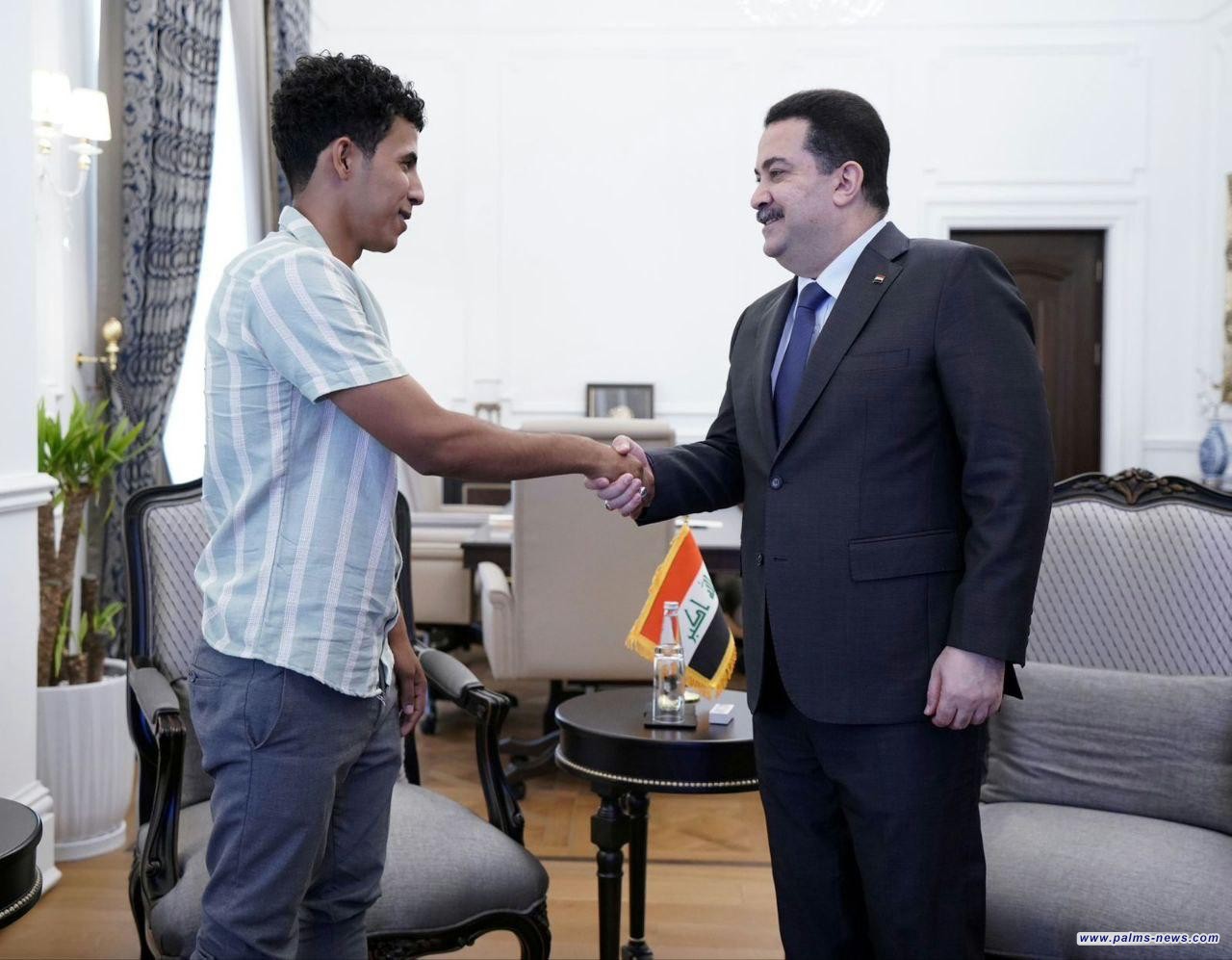 السوداني يكرم عامل بناء أنقذ العشرات من المواطنين في حادثة حريق بالنجف