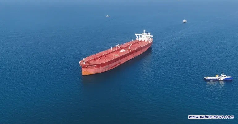 إيران تبدأ جباية الرسوم في "هرمز".. وواشنطن ترد باعتلاء سفينة نفط إيرانية