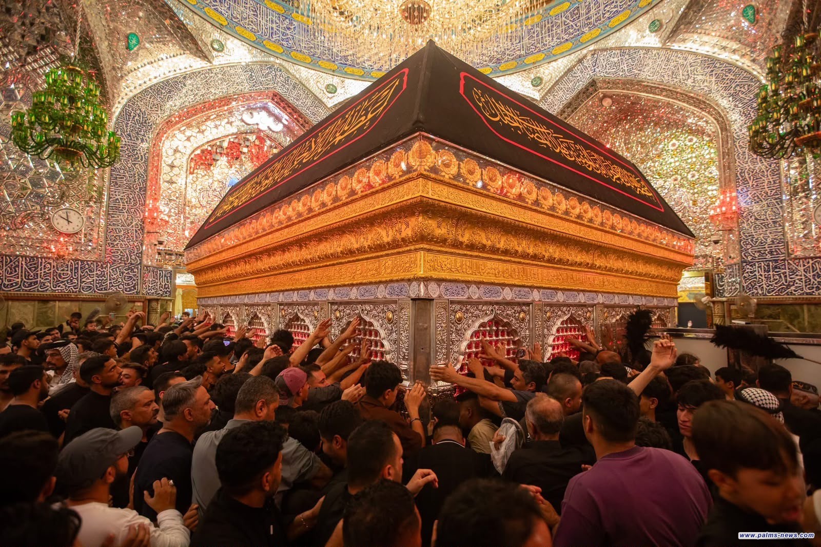 ضريح أمير المؤمنين الإمام علي (عليه السلام) يكتظ بالزائرين في ذكرى رحيل الرسول الأكرم محمد (صلى الله عليه وآله)