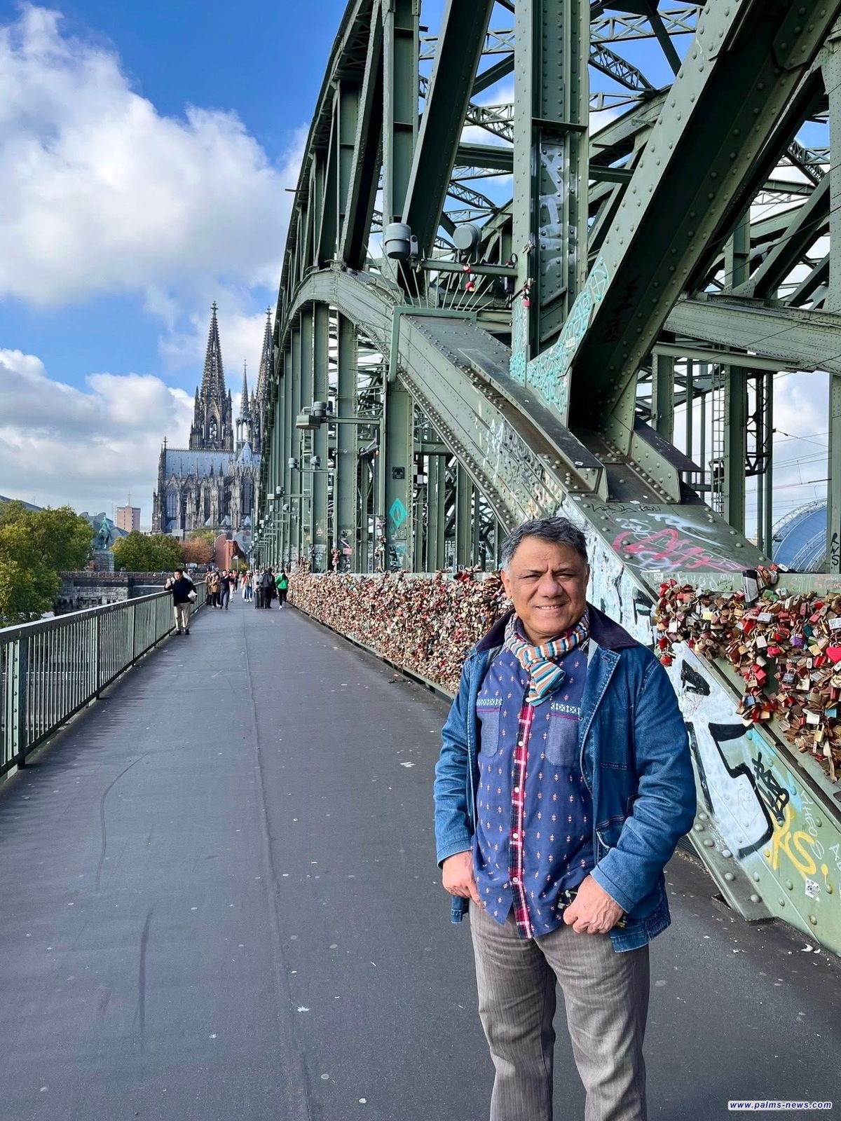 ستار كاووش يبتكر ورقًا يدويًا من الطبيعة لرسم لوحاته الفنية