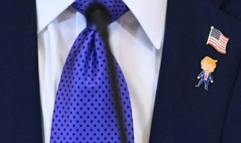 ما قصة دبوس "ترامب السعيد"؟