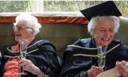 بعد أكثر من 6 عقود .. معمرتان تحصلان على الشهادة الجامعية