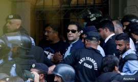 القضاء الباكستاني يلغي حكما بسجن عمران خان.. ويمنعه من العمل السياسي