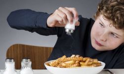 دراسة: إضافة الملح بشكل منتظم.. تزيد من خطر الإصابة بـ”السكري”