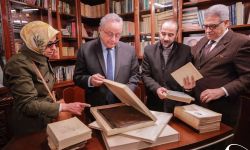 ابنة أديب نوبل تهدي مكتبة نجيب محفوظ الخاصة إلى مكتبة الإسكندرية