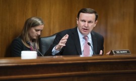 عضو الشيوخ الأمريكي: ترامب يعيش حالة ذعر وعدم سيطرة على الحرب