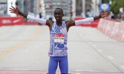 كيلفن كيبتوم يحطم الرقم القياسي العالمي لسباق الماراثون