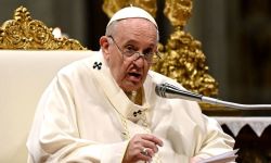 البابا فرنسيس يدعو لوقف المتاجرين بالبشر عقب غرق قارب مهاجرين قبالة إيطاليا