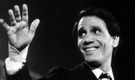 نجل شقيقه يفجر مفاجأة.. العندليب مات بتسمم الدم وليس بسبب الكبد