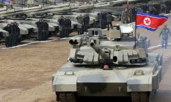 كيم يقود دبابة من النوع الجديد بنفسه