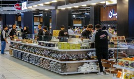 أعلنت وزارة التجارة، اليوم السبت، عن إجراءاتها للسيطرة على الأسواق، فيما أشارت الى أن السلة الغذائية والهايبر ماركت أسهما بتنظيم السوق والسيطرة على الأسعار.