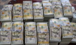 صيارفة بغداد: الدولار في طريقه إلى 1450..