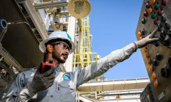 أرامكو السعودية تخفض إنتاجها من النفط