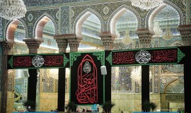 العتبة الحسينية المقدسة تنشر لافتات الحزن والحداد إحياءً لذكرى استشهاد الإمام موسى الكاظم عليه السلام.