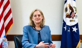 السفيرة الاميركية في العراق إلينا رومانوسكي عبر منصة (x) "سنستمر في تقديم خدمات الدولار الأمريكي للعراق بما يخدمُ مصلحة الاستقرار الاقتصادي"
