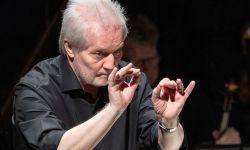 الموت يغيب الموسيقي المجري بيتر ايوتفوس