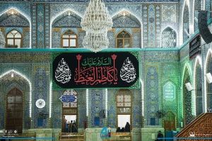 نشر لافتات الحزن والعزاء في الصحن العلوي لإحياء ذكرى شهادة الإمام الكاظم (ع)